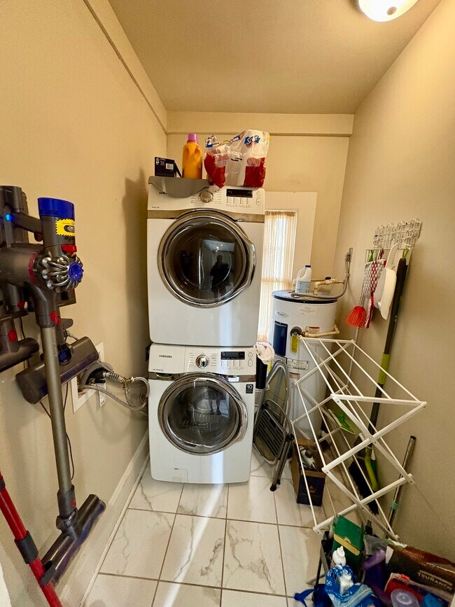 Building Photo - 2043 Dellwood Ave