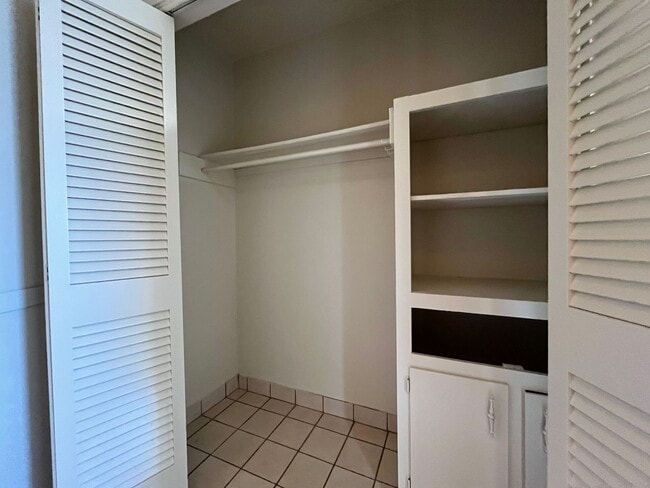 Building Photo - Southside Duplex w/ Two Car Garage