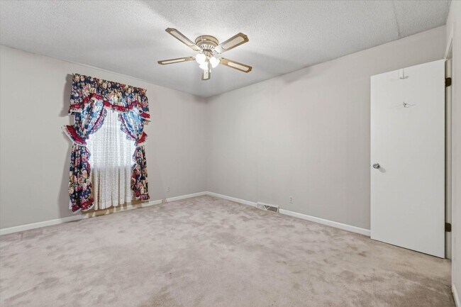 Building Photo - 2 Bedroom Dog Friendly Home For Rent With Large Bonus Room!