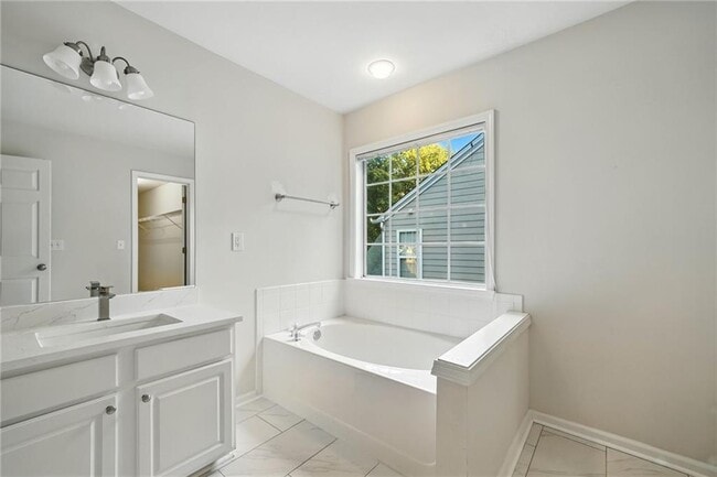 Building Photo - 215 Friars Head Dr NE