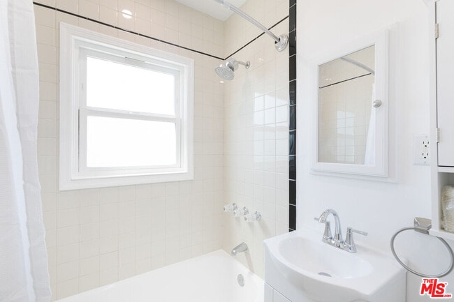 Building Photo - 1533 Meadowbrook Ave