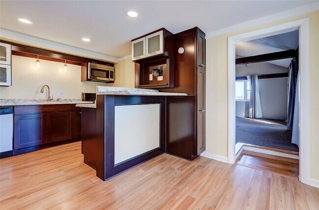 Building Photo - 958 Manitou Rd