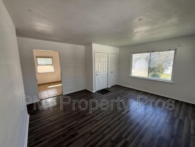 Building Photo - 5642 N 61st St