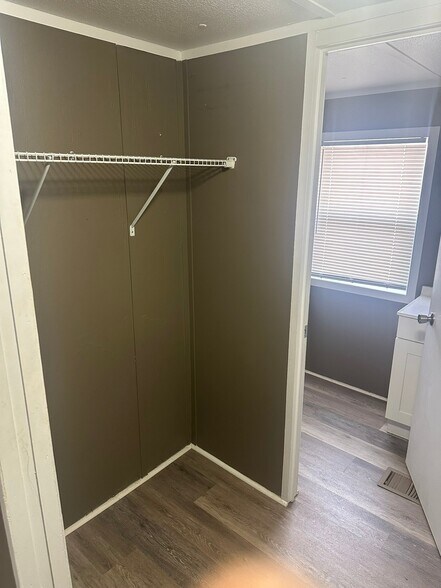 Building Photo - 1221 N Valrico Rd