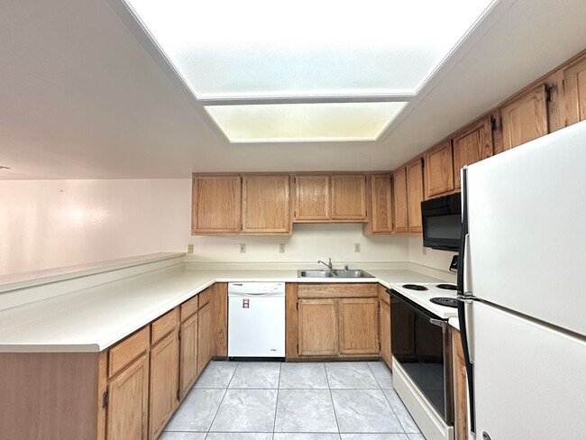 Building Photo - Lakeview Condo