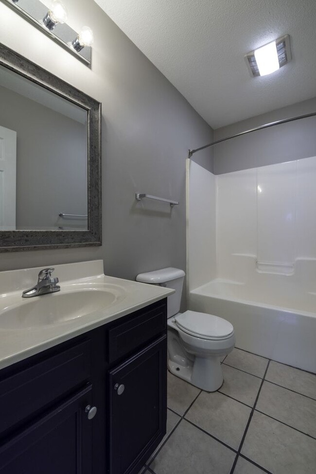 Building Photo - 3BR Home Near N. Marine Blvd with Fenced Backyard