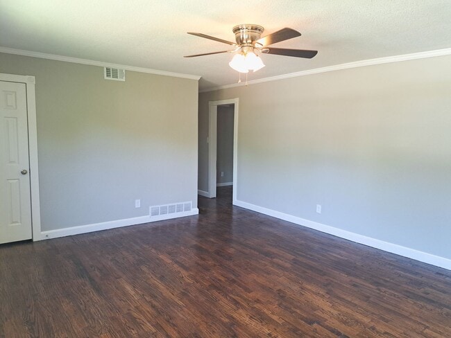 Building Photo - 4 bed / 2 bath / 2 car garage