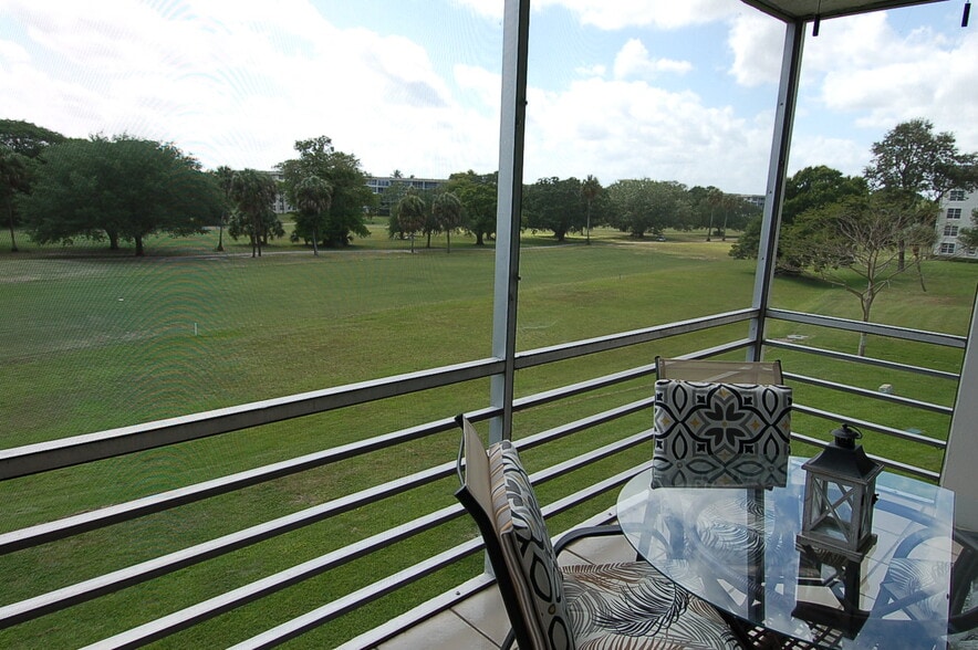 Building Photo - 575 Oaks Ln