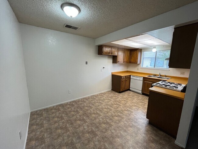 Building Photo - 2318
