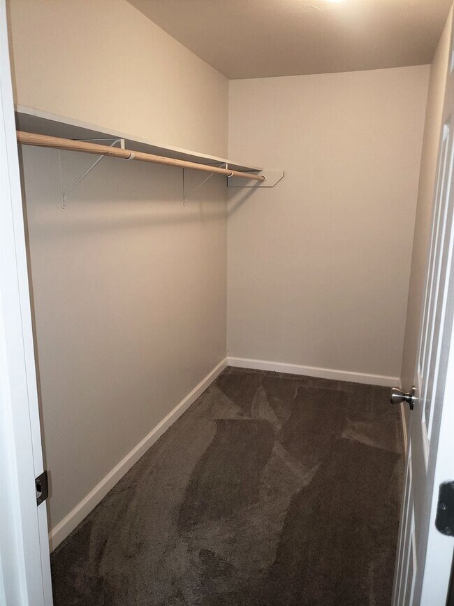 Building Photo - Fully Remodeled 3 Bedroom Townhome! *Move in Special*