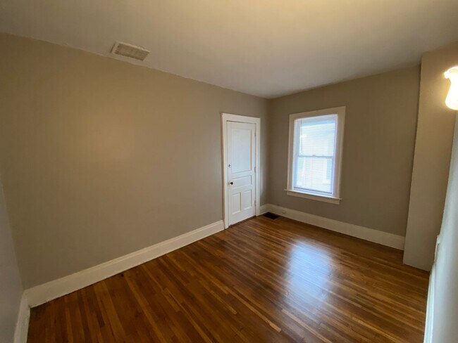 Building Photo - E 18th Ave 323-325 CR