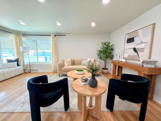 Building Photo - 1023 E Millbert Ave