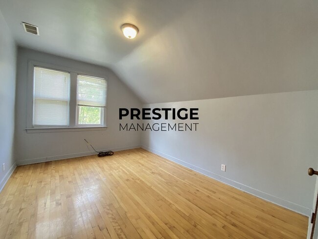 Building Photo - Spacious 2BD Apartment With Den