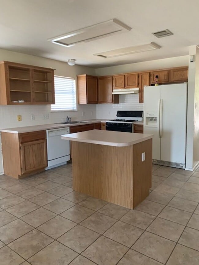 Building Photo - 3 bedroom, 2 bath, and 2 car garage house