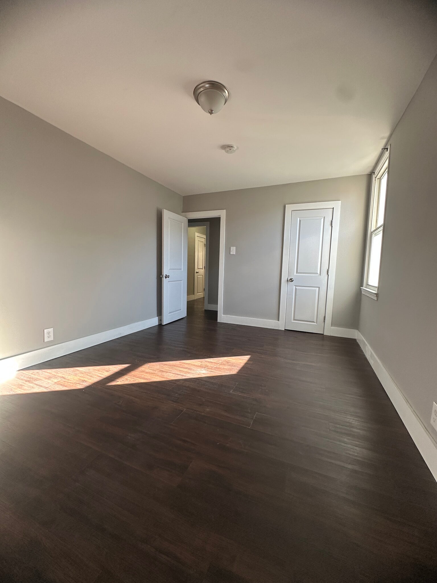 Building Photo - 1321 E Johnson St