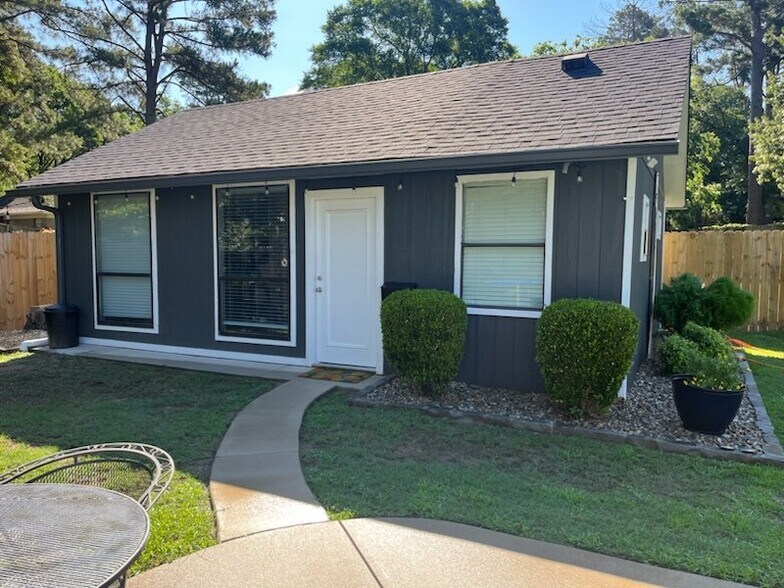 Building Photo - 10842 Knollwood Dr