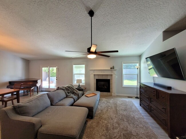 Building Photo - Stunning Home with Hot Tub with Detached O...