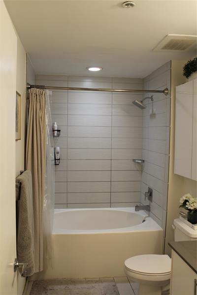 Building Photo - 999 SW 1st Ave