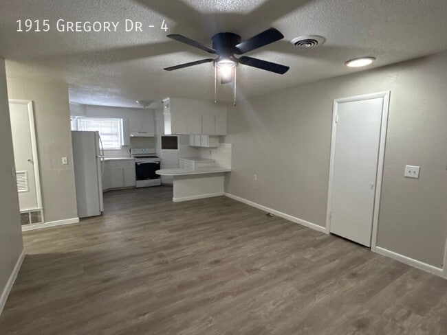 Building Photo - 1915 Gregory Dr