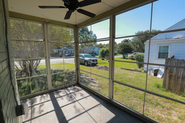 Building Photo - -- AVAILABLE NOW! 4 BED 2 BATH HOME IN POPULAR LAKESIDE --