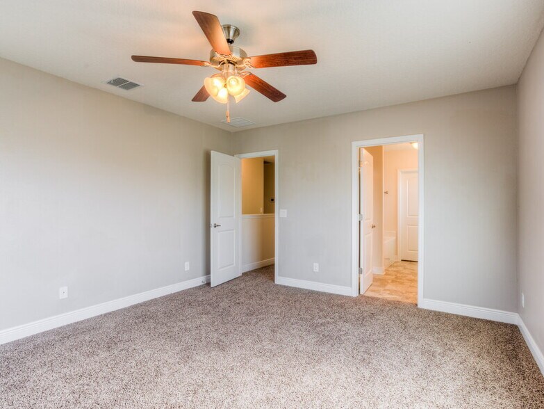 Building Photo - 1705 Southern Oak Loop