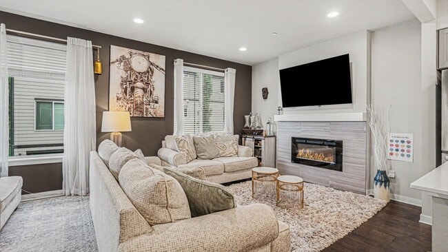 Building Photo - Modern Corner Townhome with Split AC & 2-Car Garage Near Alderwood Mall