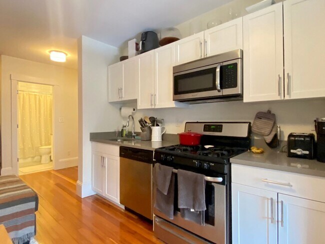 Building Photo - Nicely renovated 2 bed in Brookline.