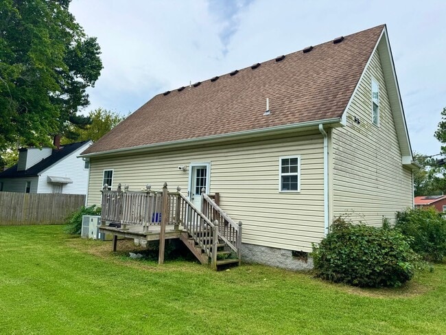 Building Photo - Darlin' home waiting for you!