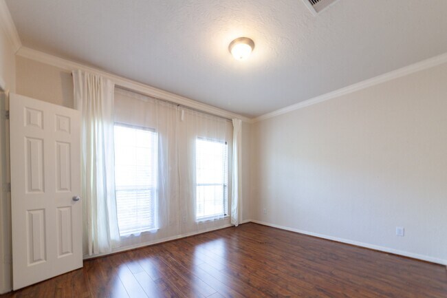 Building Photo - 3206 Holly Thicket Dr