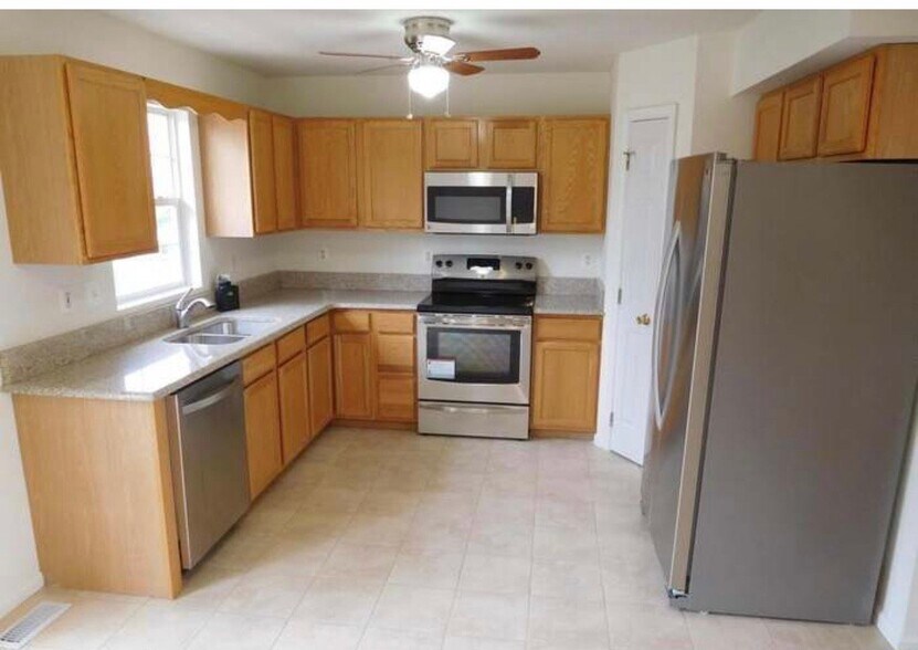Building Photo - 5634 Crestwood Ct