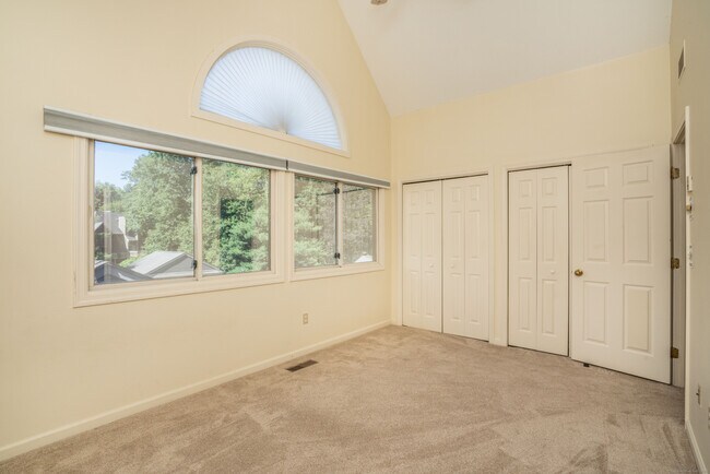 Building Photo - 10 Riverview