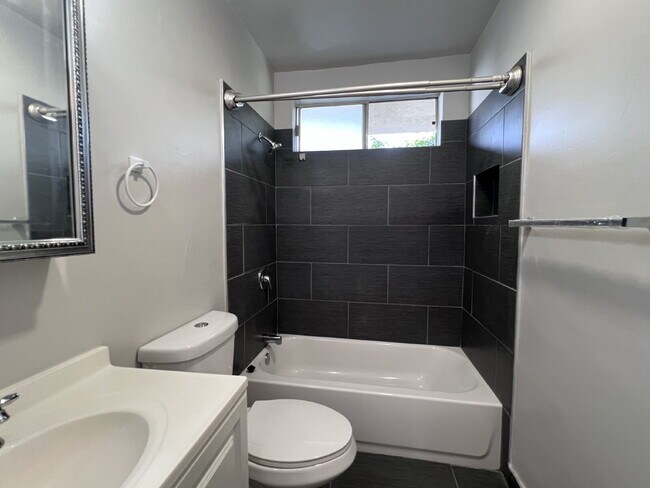 Building Photo - Spacious 1 Bedroom Ground Level Apartment - Downey