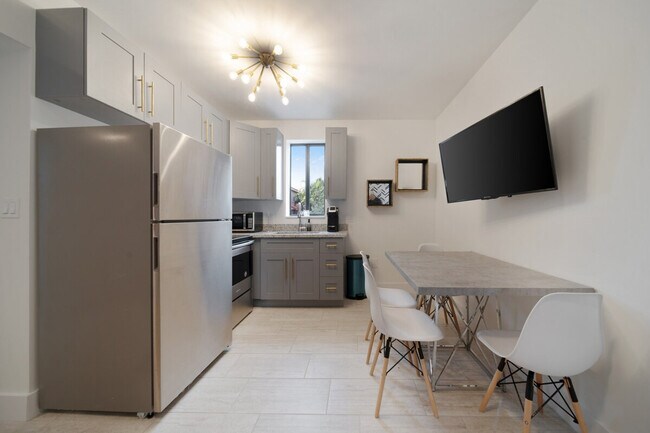 Building Photo - 2110 SW 16th St