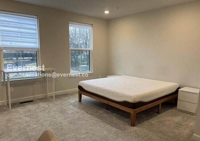 Building Photo - 3 Bed/2.5 Bath Townhome with Garage / Pet-Friendly / Available Soon!