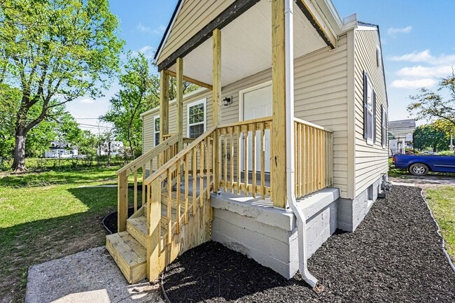 Building Photo - Renovated 2 Bed 1 Bath Home