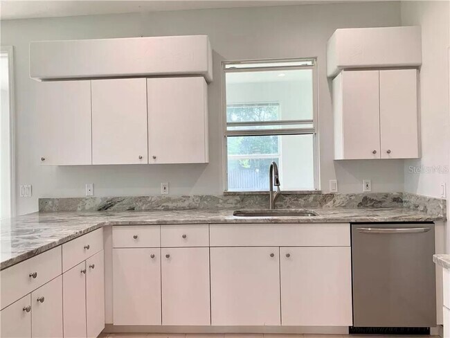 Building Photo - 2301 Goya Dr