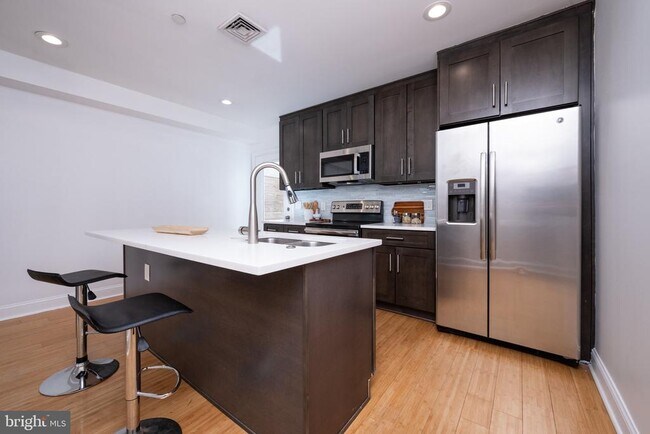 Building Photo - 2102 Berges St