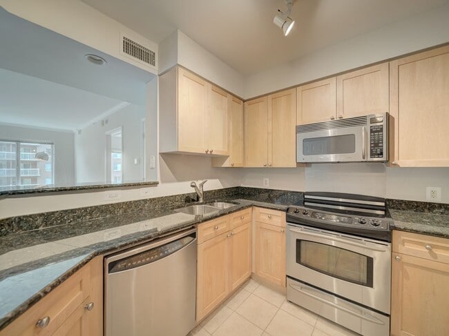 Building Photo - 3101 N Hampton Dr
