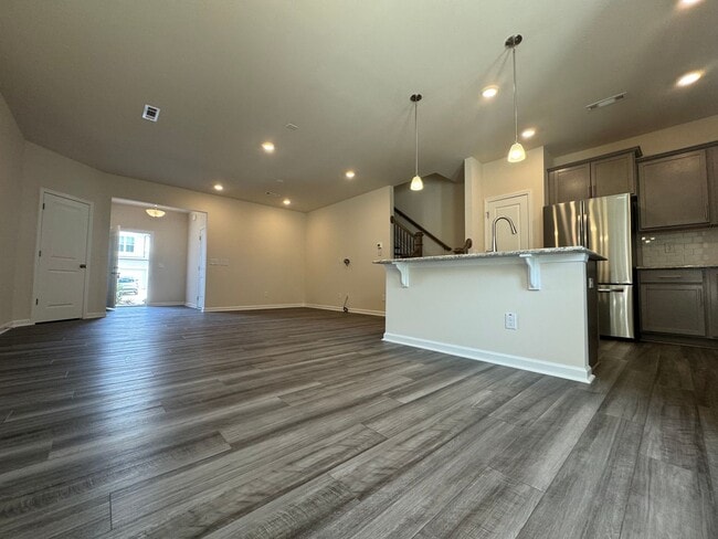 Building Photo - Stunning 3BR 2.5BA Townhome in Jamestown