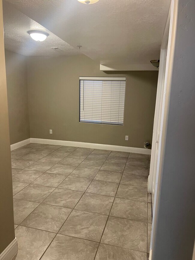 Building Photo - Pet Freindly Townhome
