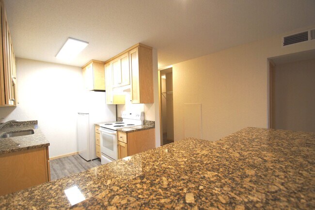 Building Photo - Pinto Suite