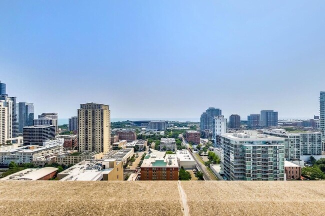 Building Photo - 2BD/2BTH PENTHOUSE  WITH PRIVATE TERRACE I...