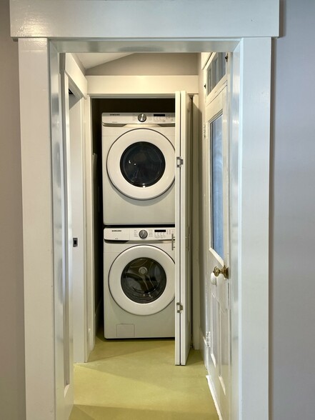 In-unit stackable Samsung washer and dryer. - 20 Chapel St