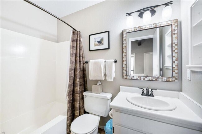 Building Photo - Great location in Incline Village