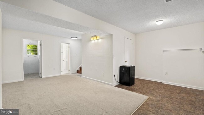 Building Photo - This stunning 3-bedroom, 2-bathroom interior townhome is sure to impress.