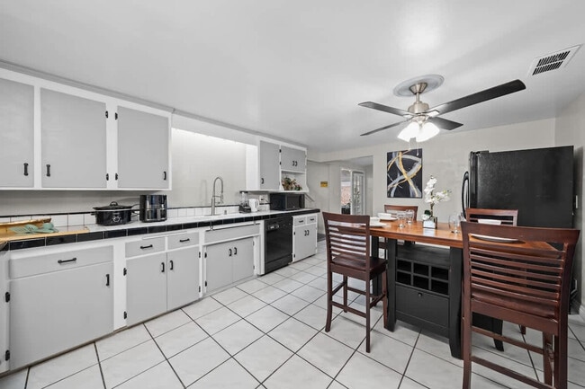 Building Photo - 10150 Sierra Madre Rd