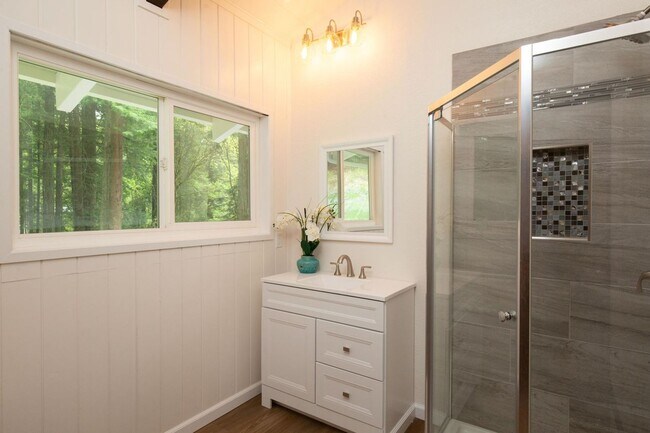 Building Photo - Modern Bayside Retreat – Renovated 3 Bed +...
