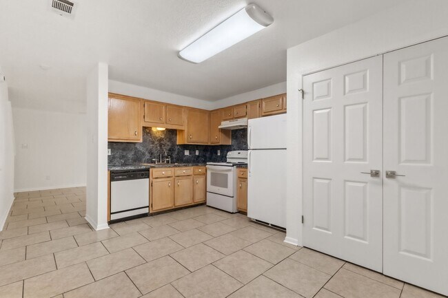 Building Photo - Close to Fort Hood! Town Home featuring 2 Bedrooms, 1.5 Baths, and 1 Car Garage