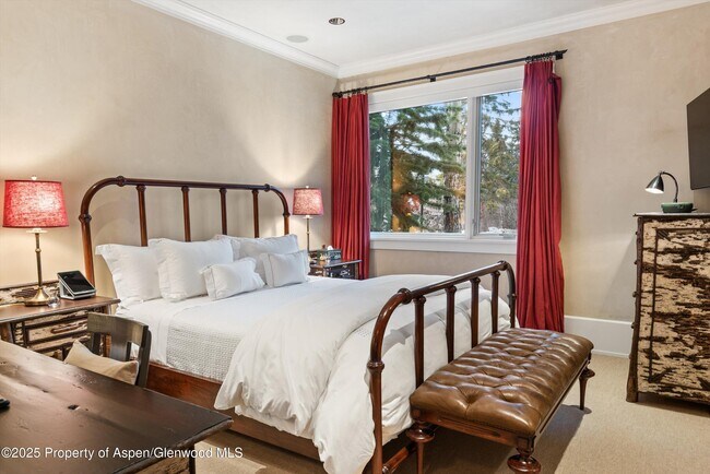 Building Photo - 304 S Garmisch St