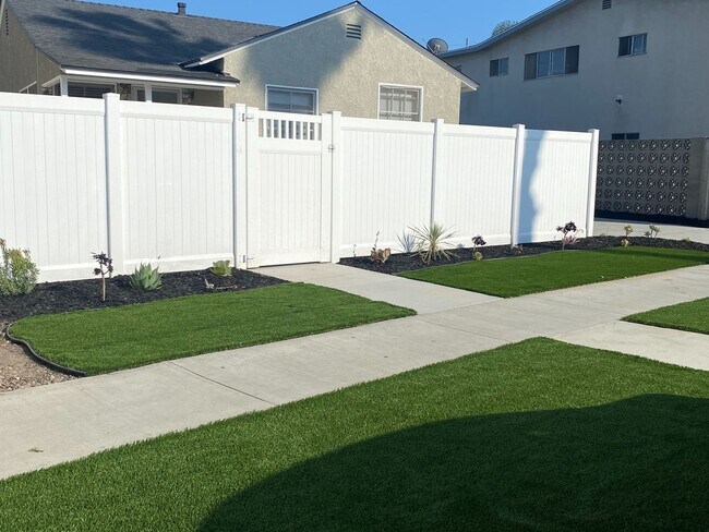 Building Photo - 2 Bed 1 Bath Remodeled Apartment in Long B...